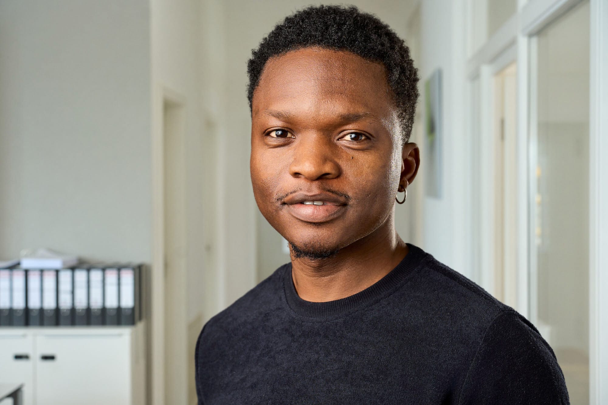 Freundliches Businessportrait in moderner Büroumgebung – businessfotografie Karlsruhe