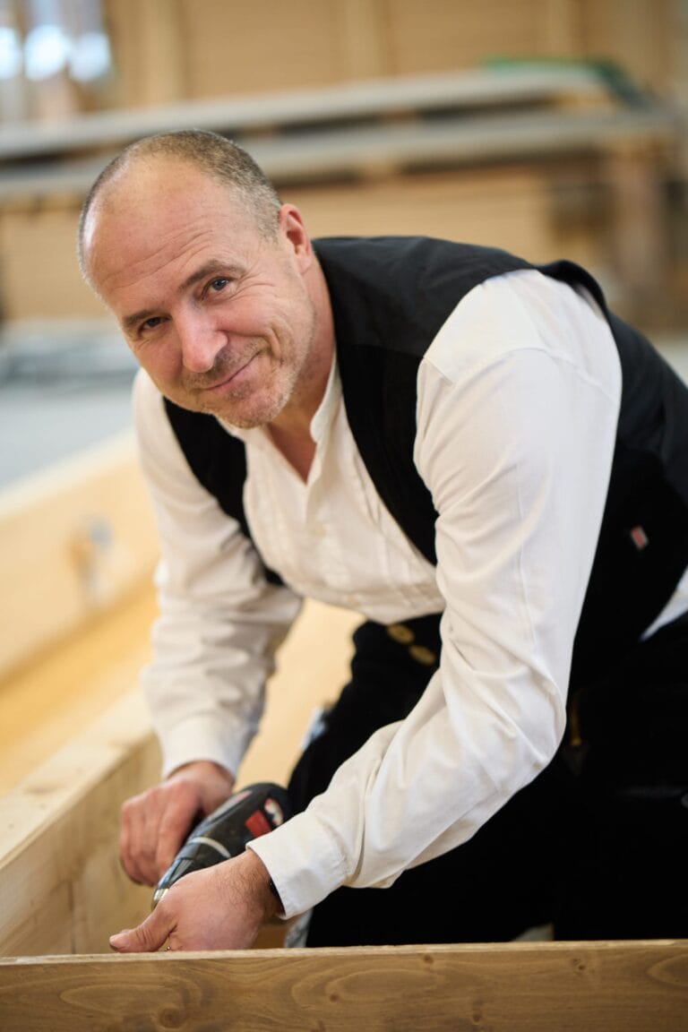 Zwei Handwerker montieren Holzelemente – employer branding Karlsruhe