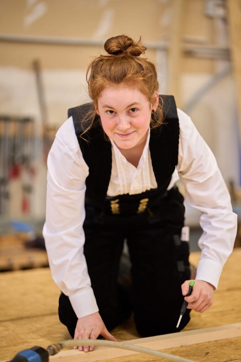Handwerker sägt Holz präzise in heller Werkstatt – mitarbeiterportraits Mannheim