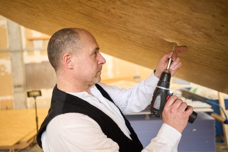 Zwei Zimmerleute montieren Holzkonstruktion – employer branding Stuttgart