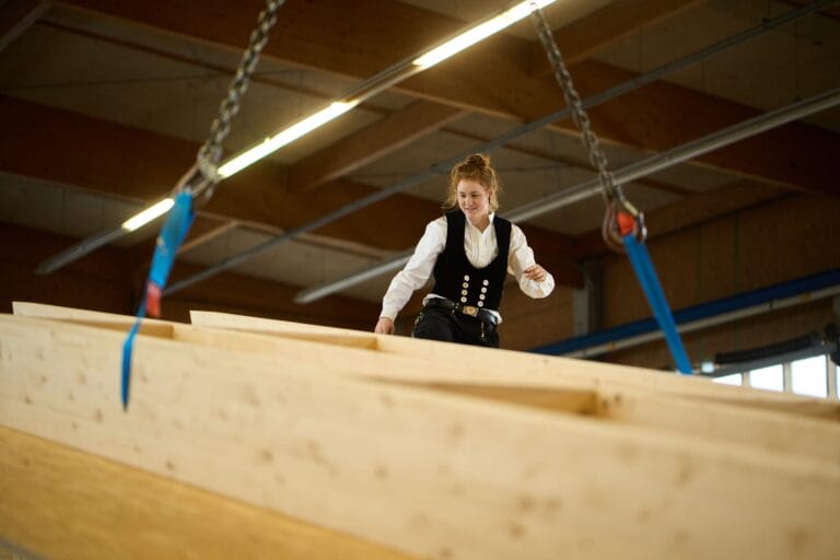 Zwei Handwerker arbeiten am Holzrahmen – employer branding Mannheim