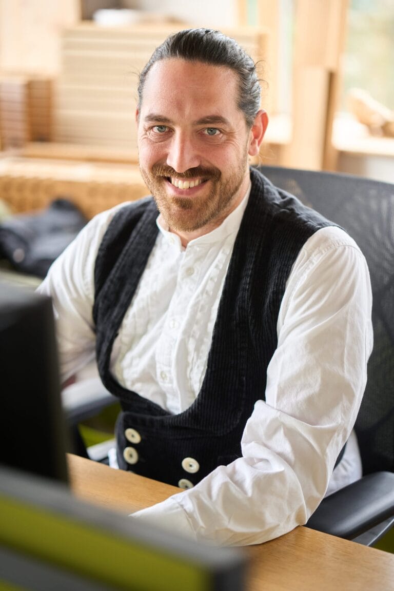 Mitarbeiterportrait in der Zimmerei – Businessfotografie für Handwerksbetrieb, Mitarbeiterfotos und Employer Branding in Baden‑Württemberg.