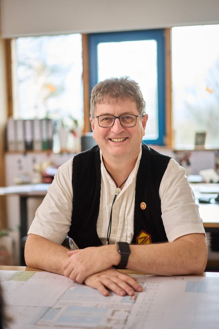 Geschäftsführer mit Bauplan am Schreibtisch – Businessportraits, Unternehmensfotografie und Employer Branding, Raum Mannheim.