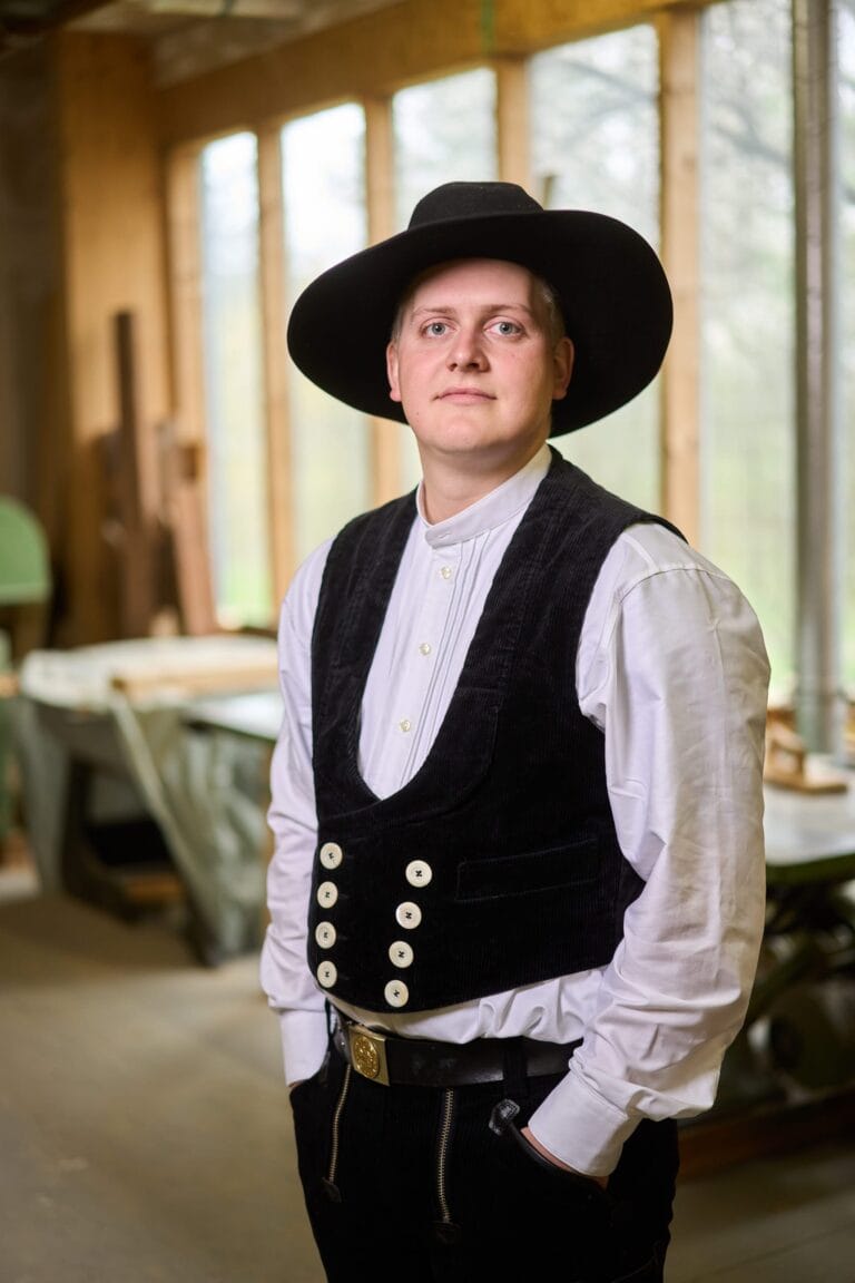 Zimmerer in traditioneller Kleidung mit Hut – Personal Branding Fotografie, Mitarbeiterfotos und Businessfotografie, Raum Heidelberg.