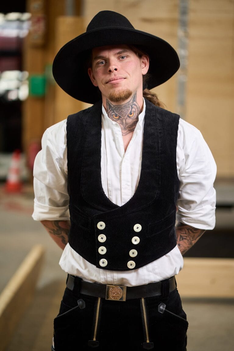 Charakterportrait Zimmerer mit Hut – Mitarbeiterportraits, Employer Branding und Businessfotografie im Handwerk, Stuttgart.