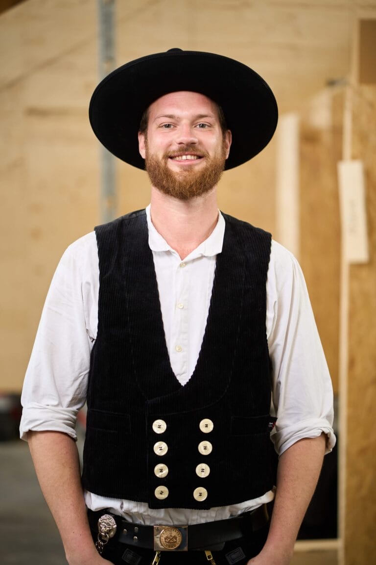 Portrait Zimmerer mit Hut – Mitarbeiterportraits, Employer Branding und Businessfotografie im Handwerk, Karlsruhe.