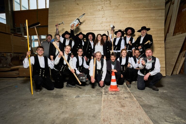 Gruppenfoto Zimmerei-Team in Arbeitskleidung – Teamfotos und Employer Branding Fotografie in Heidelberg.