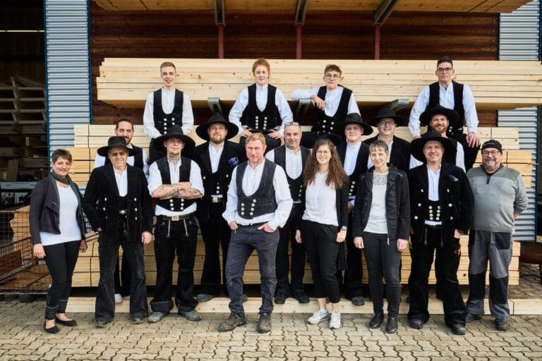 Zimmerei-Team vor Holzstapeln – Teamfotos und Employer Branding Fotografie in Mannheim.