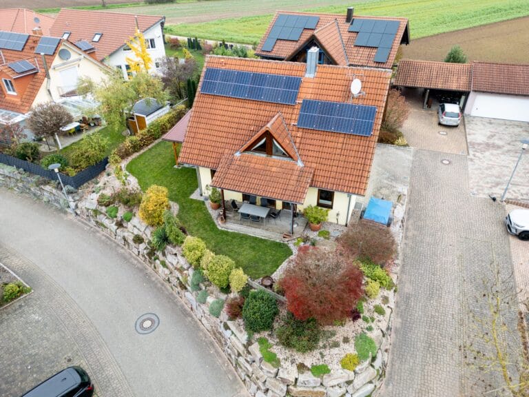 Luftaufnahme eines Einfamilienhauses mit Solaranlage – Immobilienfotografie und Drohnenfotografie in Speyer.