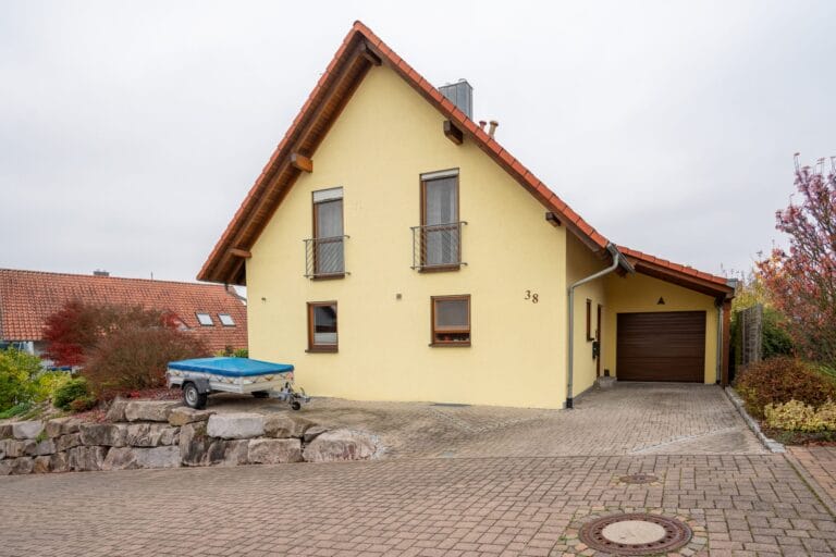 Vorderansicht eines Einfamilienhauses mit Garage – Immobilienfotografie in Karlsruhe.