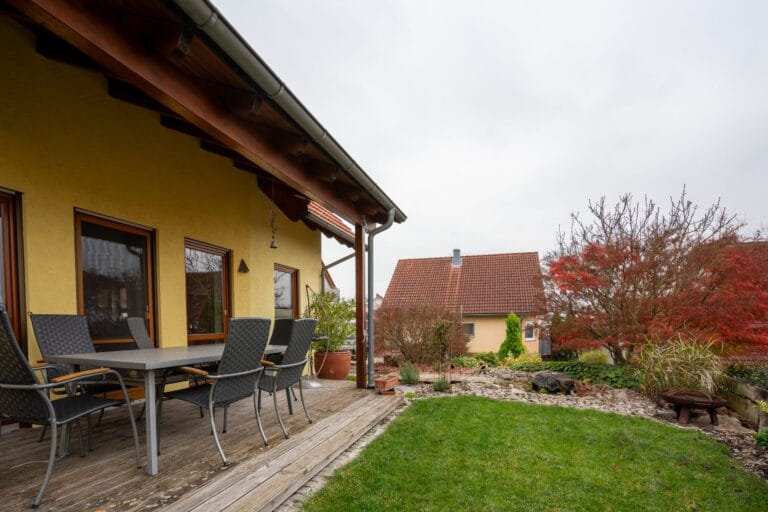Terrasse mit Garten eines Einfamilienhauses – Immobilienfotografie und Outdoorfotografie in Mannheim.