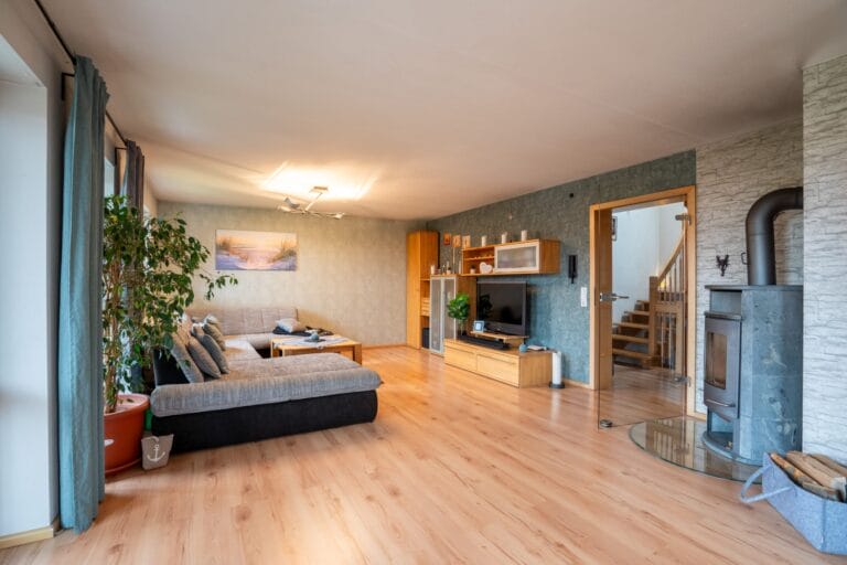 Modernes Wohnzimmer mit Holzofen – Immobilienfotografie und Interiorfotografie für Verkaufs- und Vermietungspräsentationen in Karlsruhe.