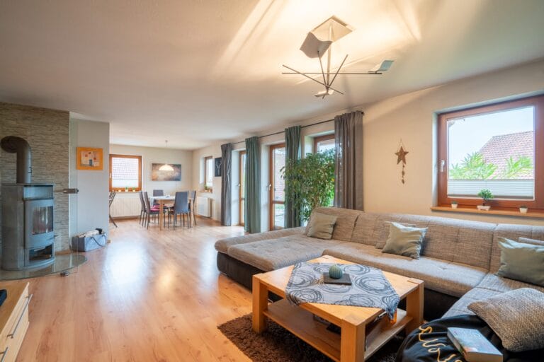 Offener Wohn- und Essbereich mit Holzofen – Immobilienfotografie und Interiorfotografie für Immobilienverkauf in Mannheim.