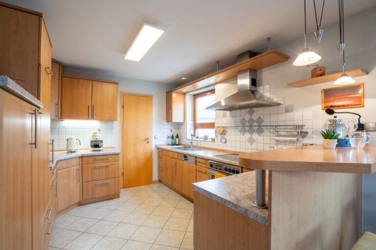 Offene Wohnküche mit Kochinsel – Immobilienfotografie und Interiorfotografie in Mannheim.