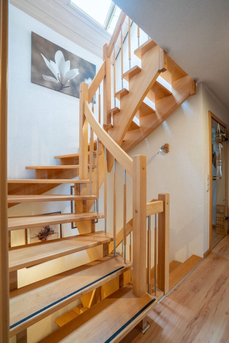 Badezimmer mit großer Dusche und Glaswand – Immobilienfotografie in Heidelberg.