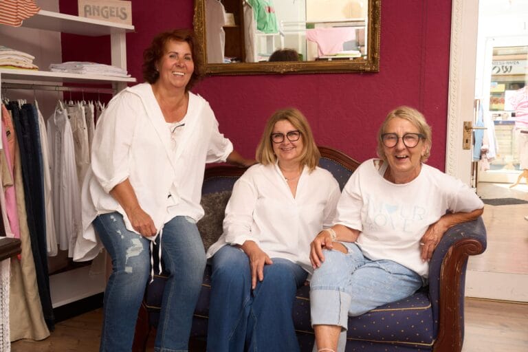 Moderner Besprechungsraum mit großem Tisch – Unternehmensfotografie in Stuttgart.