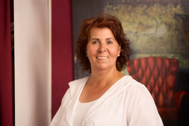 Arbeitsplatz mit Computer und großem Fenster – Businessfotografie in Frankfurt.