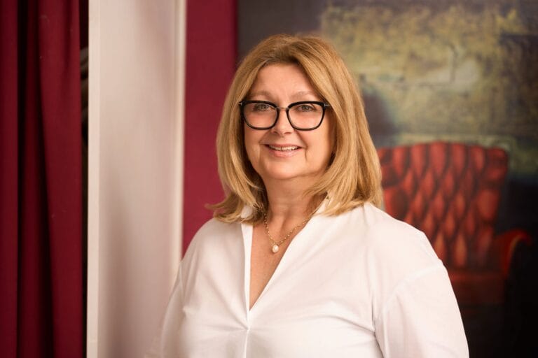 Luftaufnahme einer modernen Gewerbeimmobilie – Industriefotografie und Drohnenfotografie in Karlsruhe.