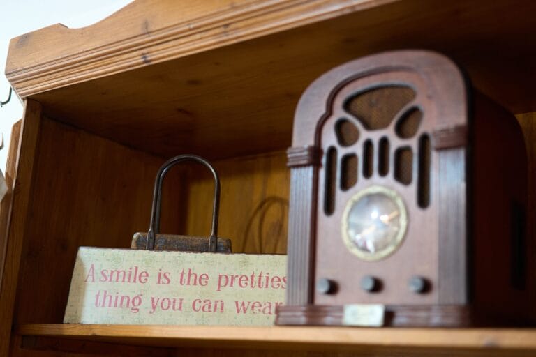 Arbeiter in Produktionshalle bedient Maschine – Industriefotografie in Heidelberg.