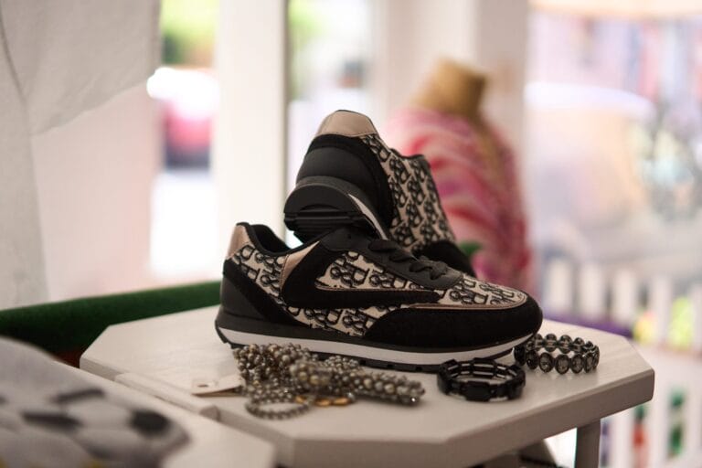 Produktionsmitarbeiter an Maschine – Industriefotografie in Karlsruhe.