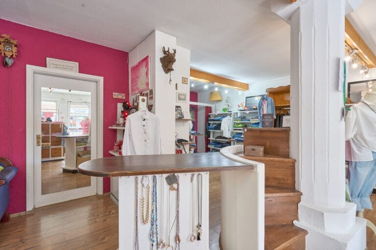 Arbeiter montiert Metallkonstruktion – Industriefotografie in Mannheim.