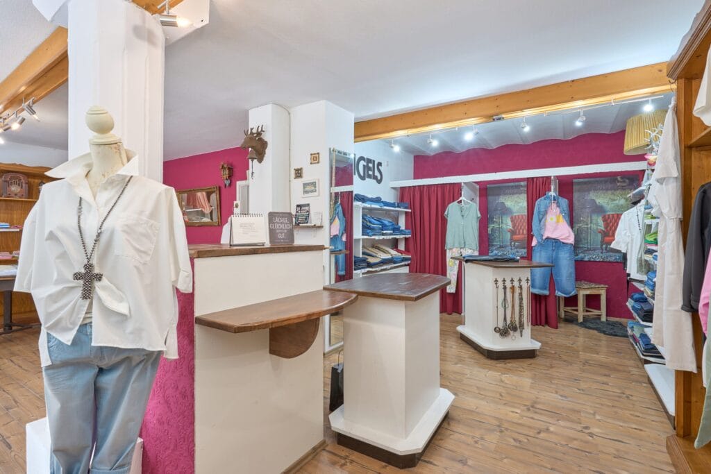 Innenaufnahme einer Lagerhalle mit Regalen – Industriefotografie in Karlsruhe.