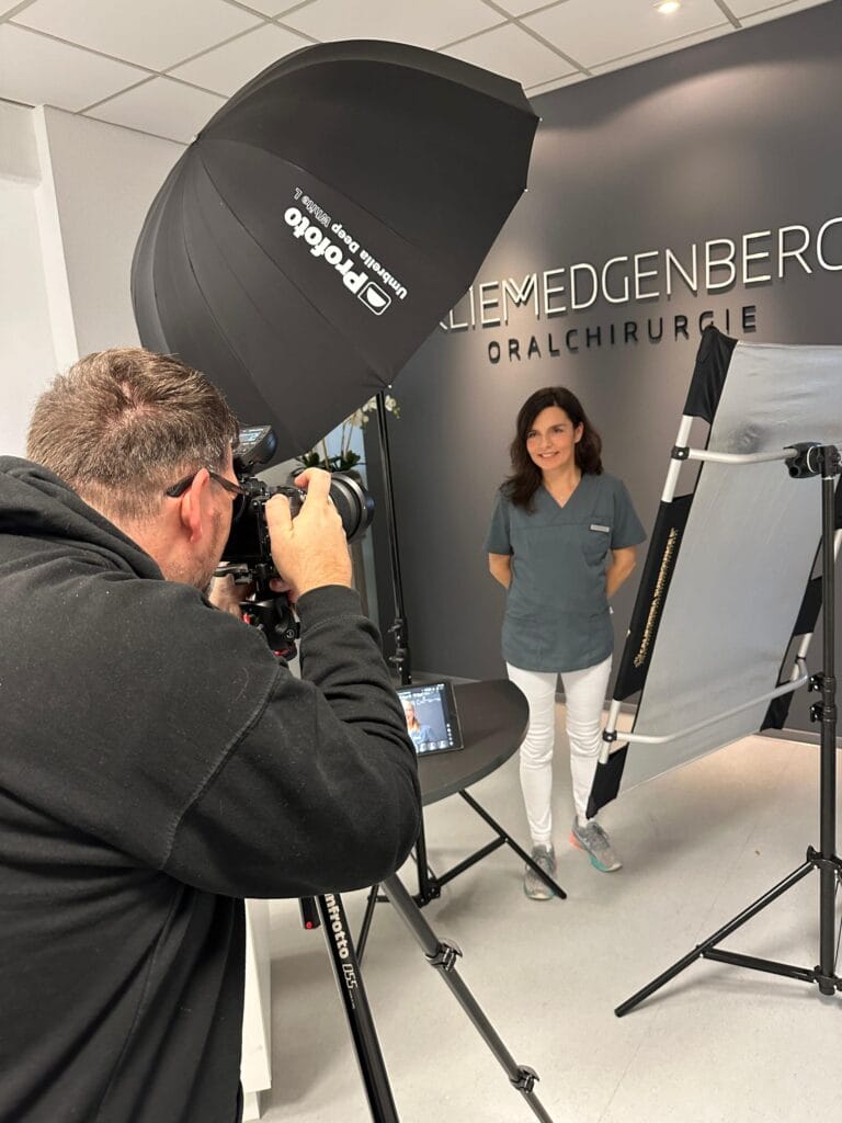 Offene Bürofläche mit Arbeitsplätzen – Unternehmensfotografie in Heidelberg.