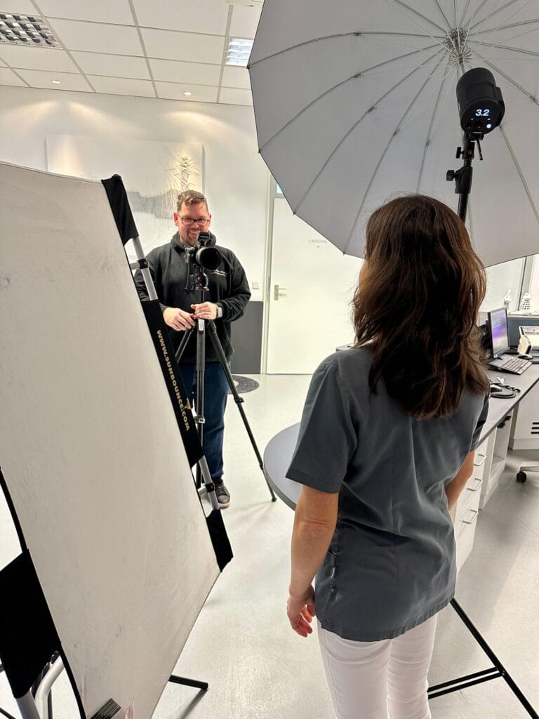 Kreativer Arbeitsbereich mit Lounge – Businessfotografie in Mannheim.