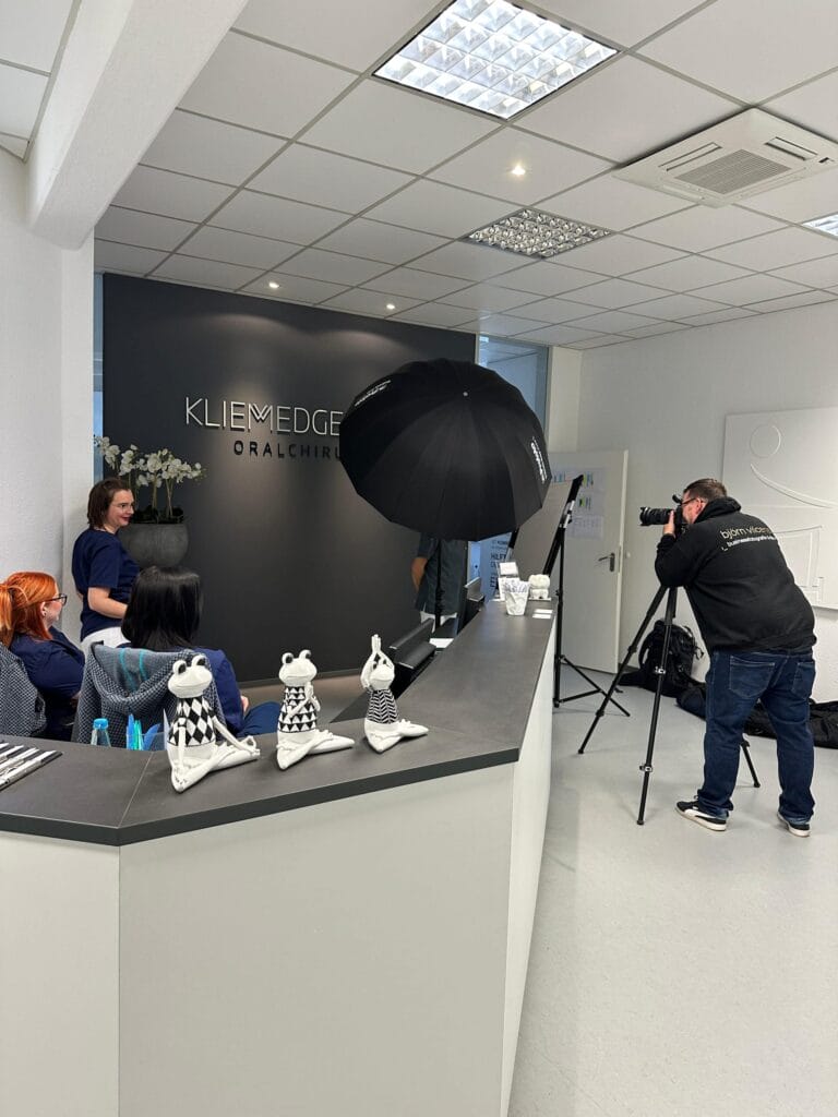 Moderne Empfangshalle mit Sitzbereich – Unternehmensfotografie in Frankfurt.