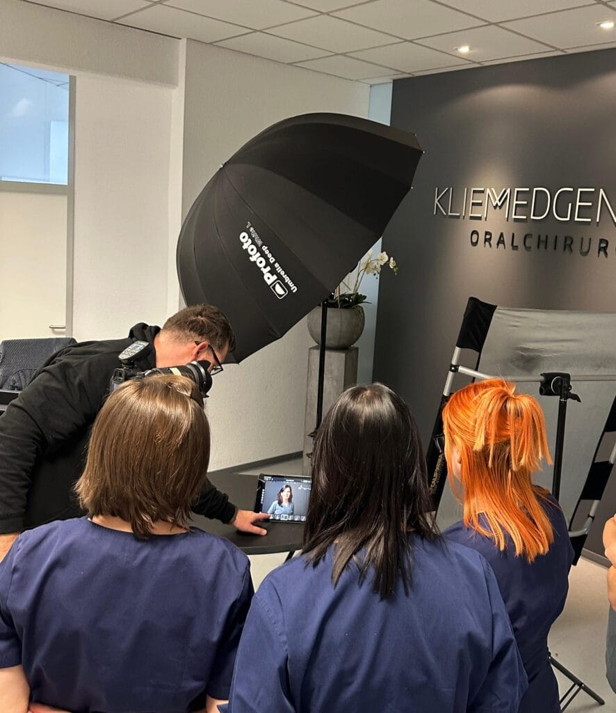 Besprechungsraum mit großem Bildschirm – Businessfotografie in Mannheim.