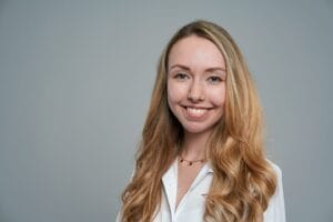 Businessportrait einer blonden Frau vor grauem Hintergrund in Karlsruhe für ENBW