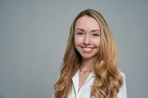 Businessportrait einer blonden Frau vor grauem Hintergrund in Karlsruhe für ENBW