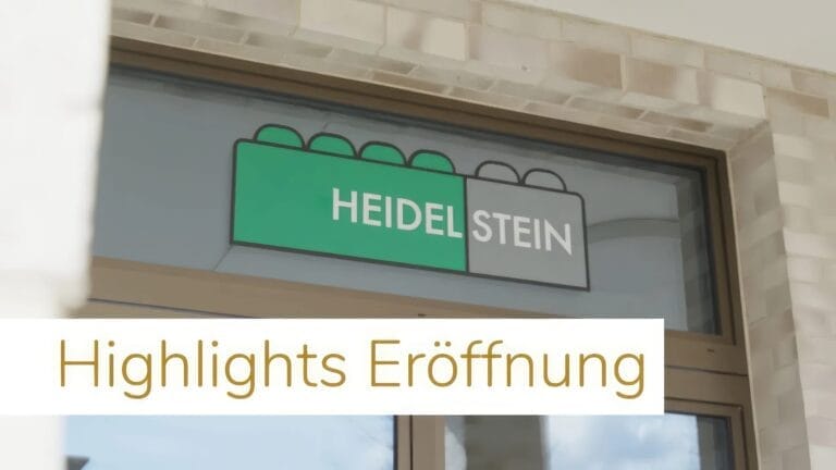 Ein Schild über einem Eingang zeigt ein grün-graues Heidelstein-Logo. Davor prangt ein weißes Banner mit dem Schriftzug "Highlights Eröffnung", das die Spannung des Ereignisses einfängt - perfekt für einen Highlightfilm-Moment.