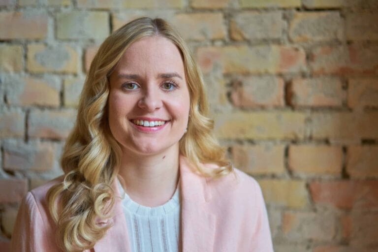 Business Portrait Anwältin Karlsruhe modernes Businessportrait sitzend