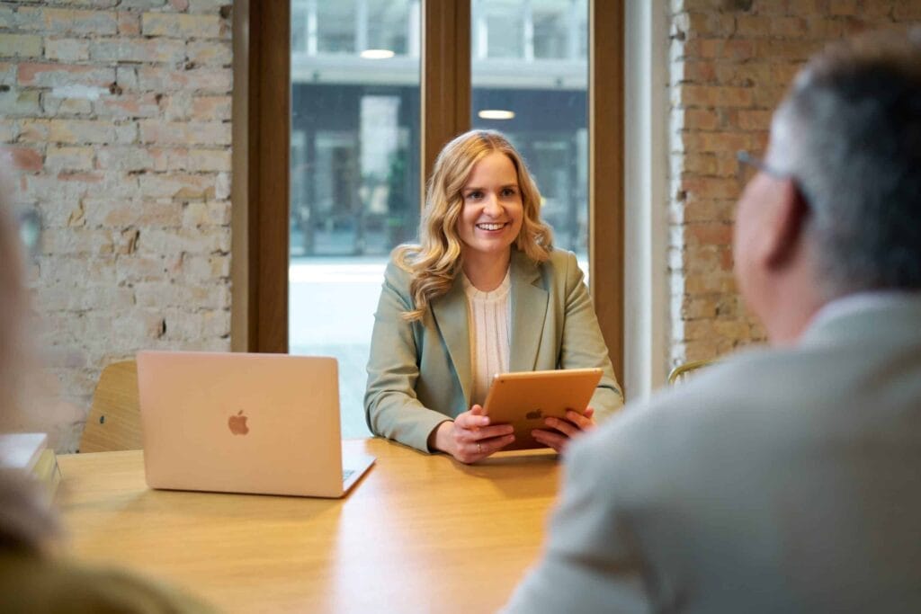 Personal Branding Anwältin im Gespräch mit Mandanten