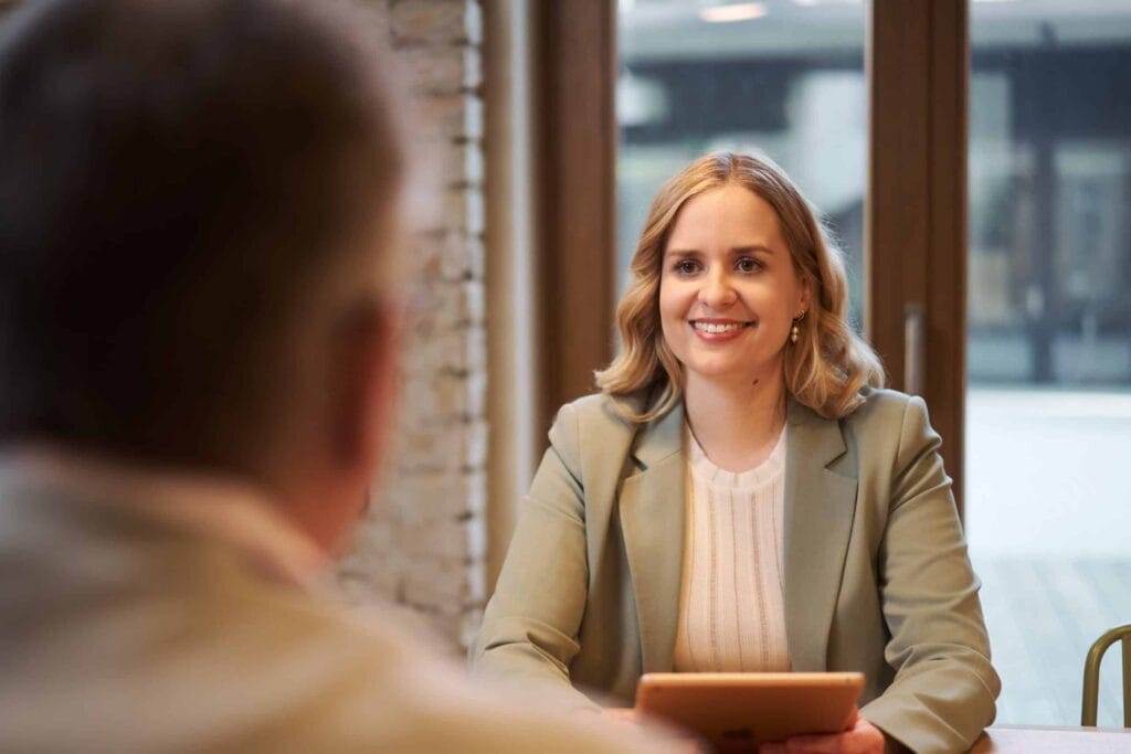 Personal Branding Anwältin im Gespräch mit Mandanten