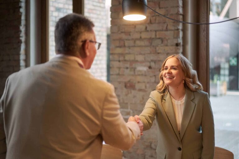 Personal Branding Fotografie Anwältin Shake Hands mit Mandanten