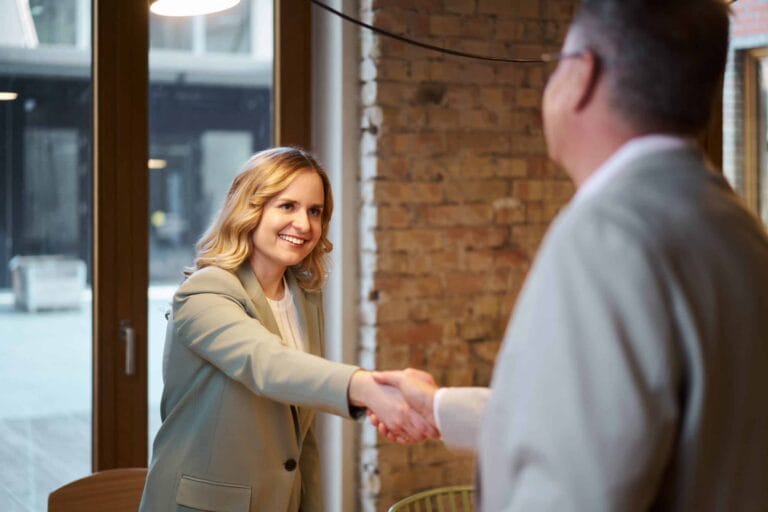 Personal Branding Fotografie Anwältin Shake Hands mit Mandanten