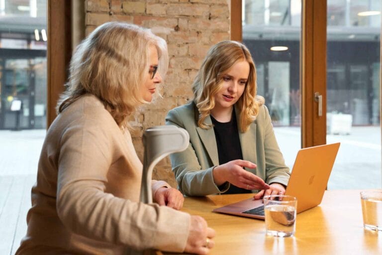 Businessfotografie Anwältin Im Gespräch mit Mandantin