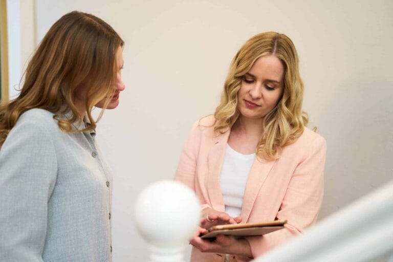 Personal Branding Fotografie Anwältin erklärt Mandantin etwas auf Tablett
