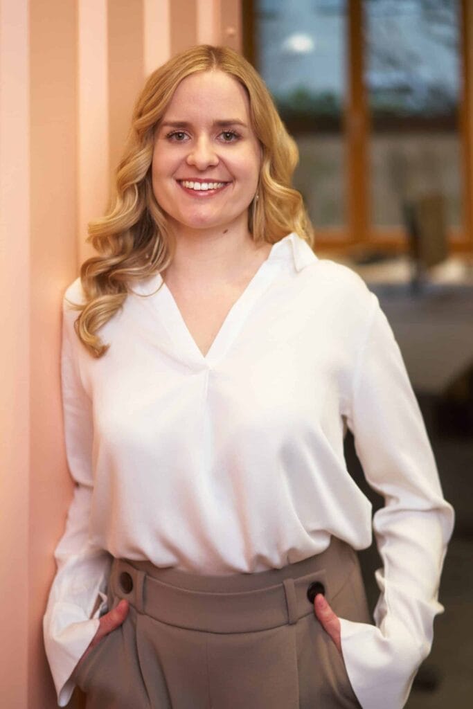 Personal Branding Fotografie Anwältin Langewender Karlsruhe Steamwork Frau in weißer Bluse steht angelehnt Alt Text Alt Text